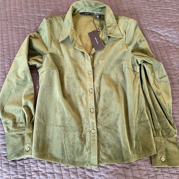 Green button up - Picture 4 of 7